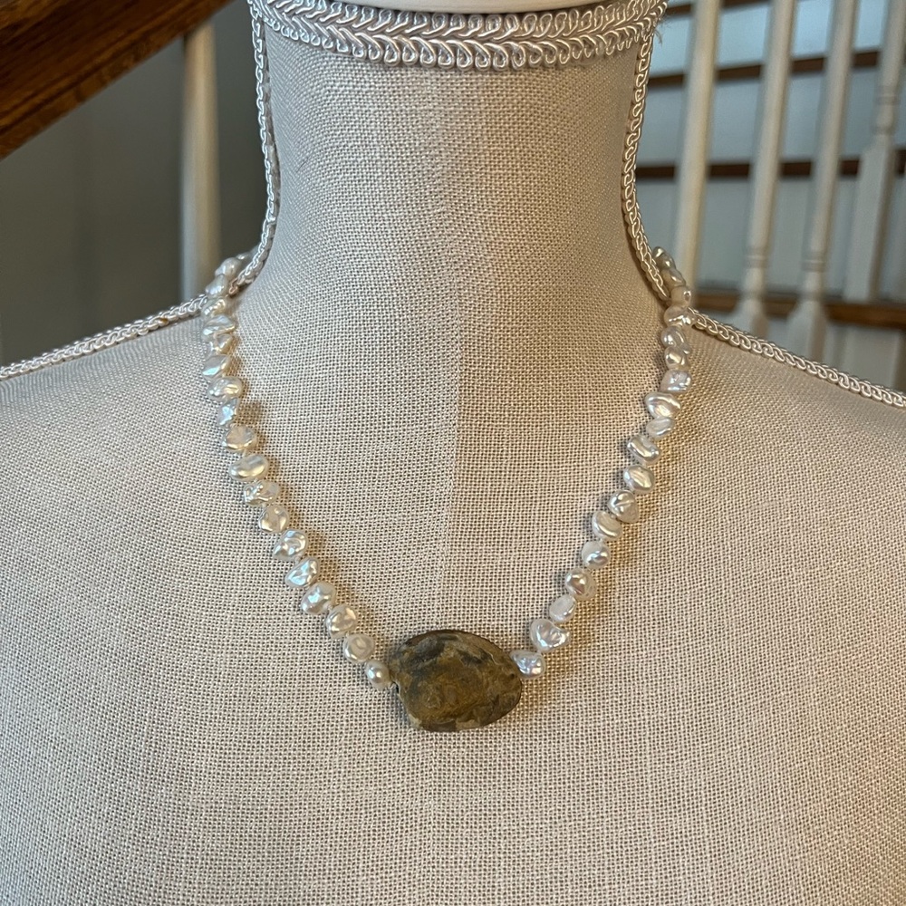 ☃️ Costa Rican Mother of Pearl and Shell necklace. 19”